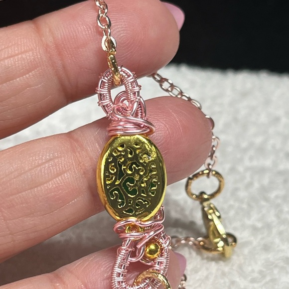 🌺Elegant Pink and Gold bracelet-wire art - Picture 6 of 12